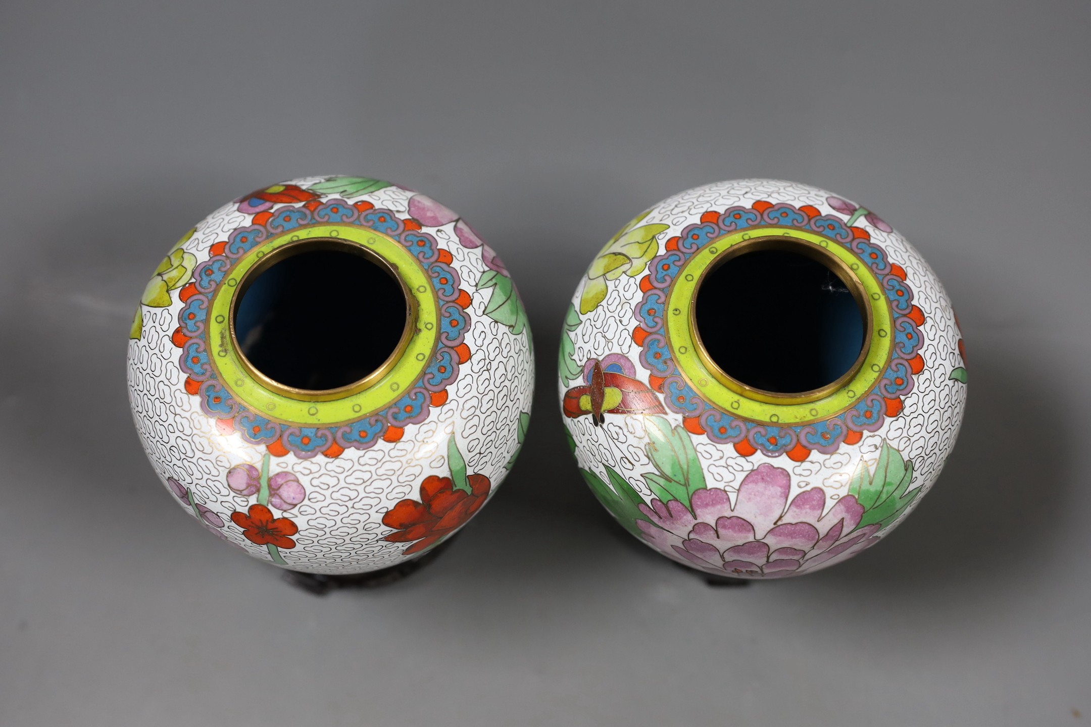 A pair of Chinese cloisonné enamel jars and covers on stands, total height 15.5 cm